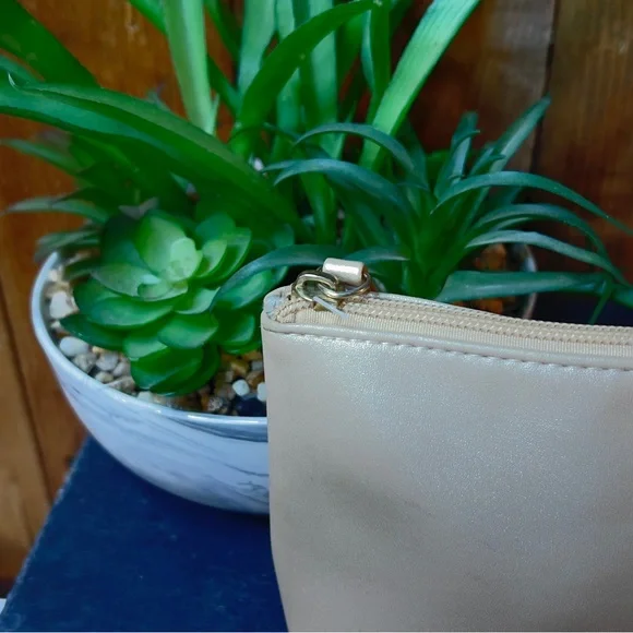 COPY - Emirates Airlines amenity kit by bvlgary - Picture 5 of 5